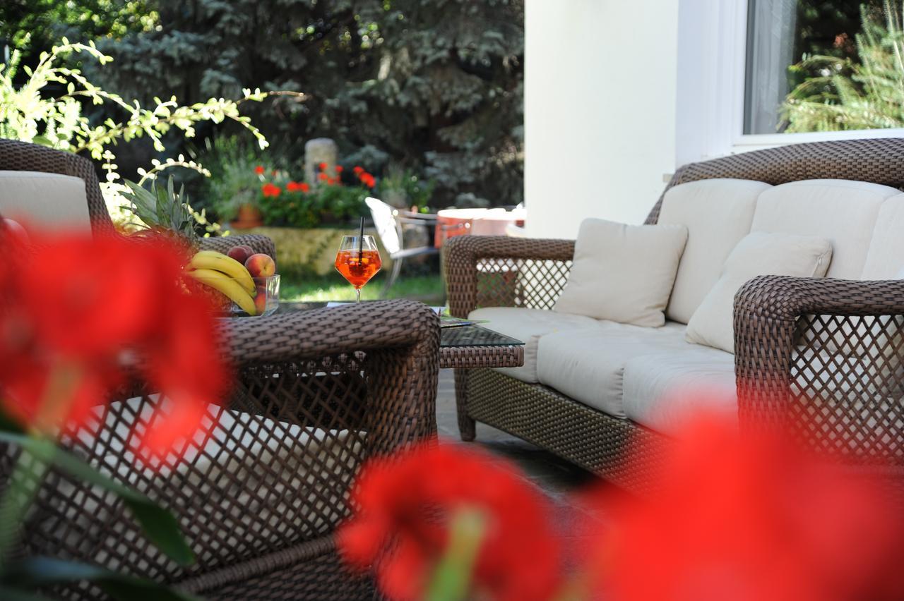 Hotel Pension Schweitzer Silandro Exterior photo